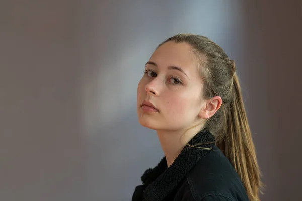 Retrato Estúdio Uma Jovem Adolescente — Fotografia de Stock