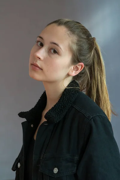 Stúdió Portré Egy Fiatal Tizenéves Lányról — Stock Fotó