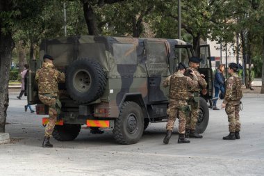 Bari, İtalya - 4 Şubat 2020: Kamuflajlı askerler askeri bir kamyonun yanında