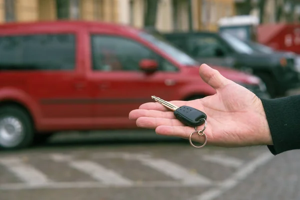 新的汽车概念 男性手握汽车钥匙 — 图库照片