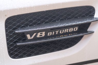 Hamburg, Almanya - 28 Mart 2021: V8 Biturbo rozet Mercedes-AMG GT 63 Coupe araba
