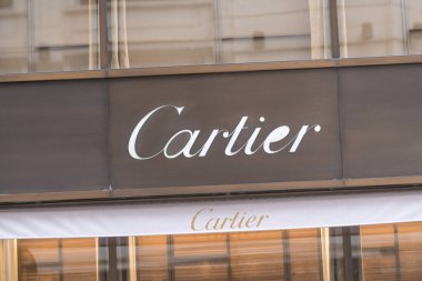 Hamburg, Almanya - 28 Mart 2021: Cartier mağaza tabelası. Socit Cartier, Fransız lüks mal holdingi. Şirket mücevher ve saat tasarlar, üretir, dağıtır ve satar.