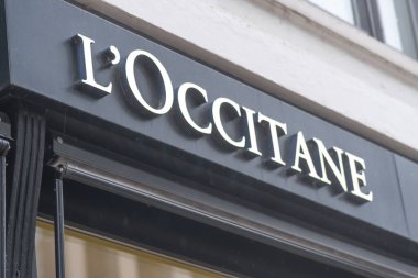 Hamburg, Almanya - 28 Mart 2021: L 'Occitane tabelası. L 'Occitane en Provence, kısaca L' Occitane, Fransa merkezli uluslararası bir vücut, yüz, koku ve ev ürünleri perakendecisi.