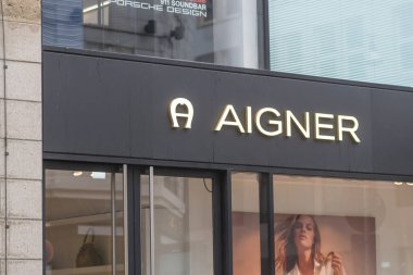 Hamburg, Almanya - 28 Mart 2021: Aigner mağazası. 1965 'te kurulan marka sadece el çantaları ve deri ürünler üretiyor. Yavaş yavaş mücevher, saat, kadın giyim ve erkek giyim sektörüne dönüştü.