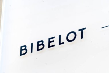 Prag, Çek Cumhuriyeti - 23 Temmuz 2020: Bibelot mağazasının imzası, Parker, Waterman, Montblanc ve Lamy 'nin lüks yazma araçları ve aksesuarları