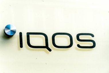 Prag, Çek Cumhuriyeti - 24 Temmuz 2020: IQOS dumansız sigara cihazının işareti. iQOS, orijinal sigarayı bıraktım, Marlboro 'nun üreticisi Philip Morris International tarafından yapıldı.