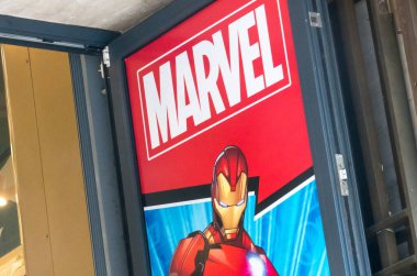 Prag, Çek Cumhuriyeti - 23 Temmuz 2020: Marvel mağazasının bayrağı. Marvel Comics, Amerikan çizgi romanları ve ilgili medya yayıncısıdır.