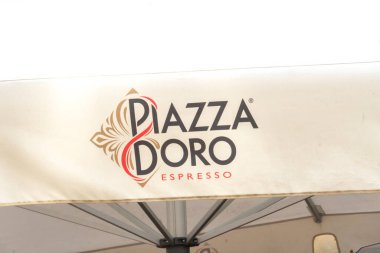 Prag, Çek Cumhuriyeti - 23 Temmuz 2020: Restoran şemsiyesinde Piazza D 'Oro Espresso Sancağı