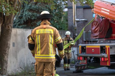 Berlin, Almanya - 6 Ağustos 2020: Berliner itfaiyecileri iş başında