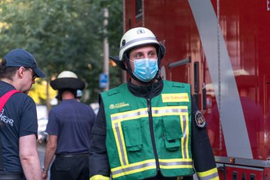 Berlin, Almanya - 6 Ağustos 2020: Berliner itfaiyecileri koruyucu bir maske takarak iş başında