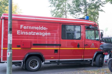 Berlin, Almanya - 6 Ağustos 2020: Kızıl Fernmelde Einsatzwagen, Alman telekomünikasyon acil taşıt kamyonu