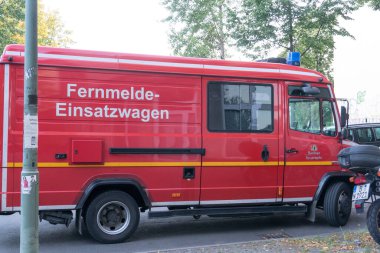 Berlin, Almanya - 6 Ağustos 2020: Kızıl Fernmelde Einsatzwagen, Alman telekomünikasyon acil taşıt kamyonu