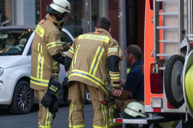 Berlin, Almanya - 6 Ağustos 2020: Alman itfaiyeciler iş başında, açık havada