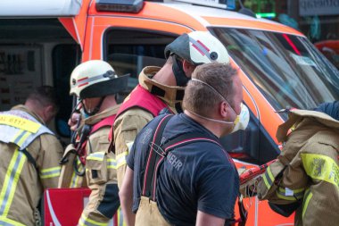 Berlin, Almanya - 6 Ağustos 2020: Alman itfaiyeciler iş başında, açık havada