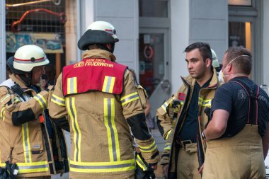 Berlin, Almanya - 6 Ağustos 2020: Alman itfaiyeciler iş başında, açık havada