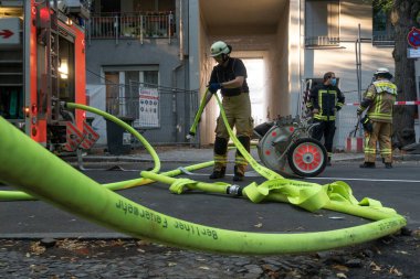 Berlin, Almanya - 6 Ağustos 2020: Alman itfaiyeciler iş başında, açık havada