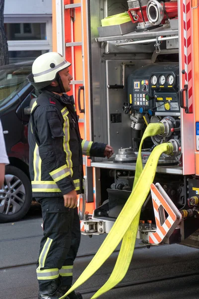 ベルリン ドイツ 2020年8月6日 仕事中のベルリン消防消防士 — ストック写真