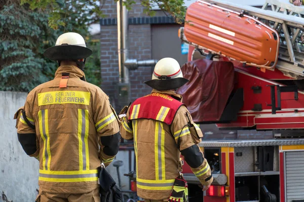 Berlin, Almanya - 6 Ağustos 2020: Berliner itfaiyecileri iş başında