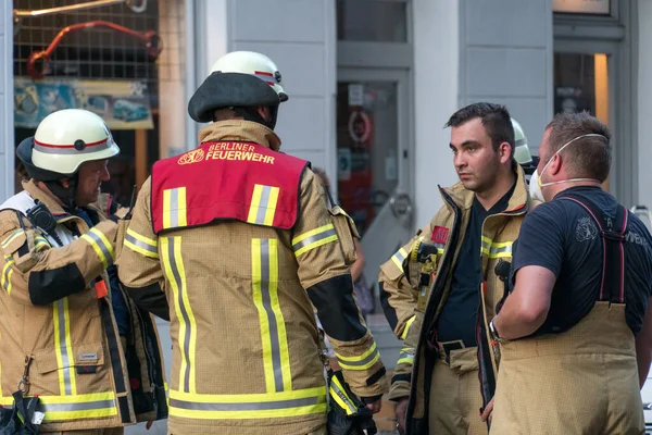 Berlin, Almanya - 6 Ağustos 2020: Alman itfaiyeciler iş başında, açık havada
