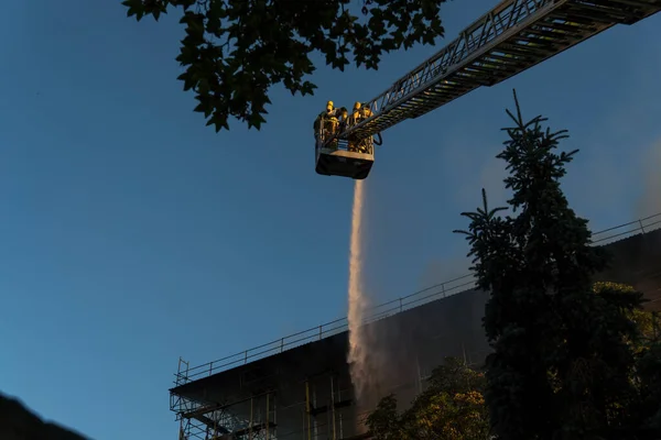 Berlin Deutschland August 2020 Feuerwehrleute Klettern Auf Leiter Gegen Gebäude — Stockfoto