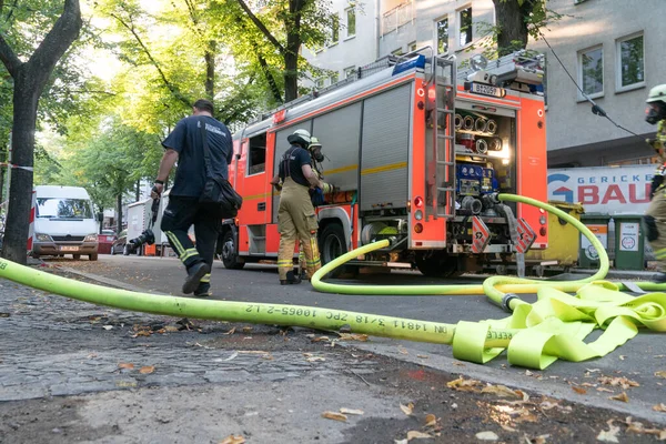 Berlinli itfaiyeciler iş başında.