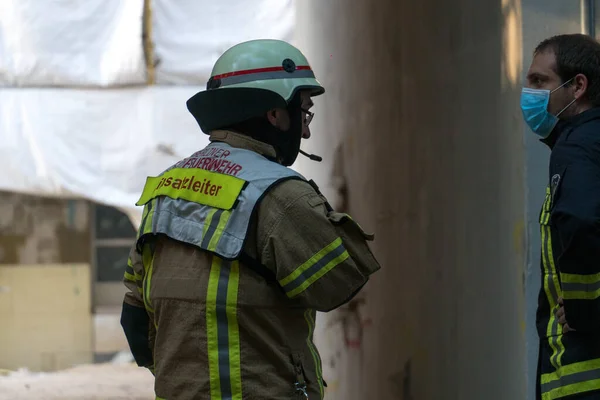 Zwickau, Germany. 23rd Apr, 2023. Firefighters wearing breathing