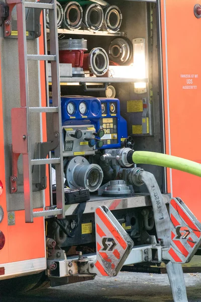 Berlin Deutschland August 2020 Ein Gelber Feuerwehrschlauch Pumpwerk Eines Feuerwehrfahrzeugs — Stockfoto