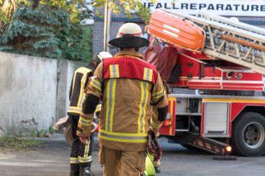 Berlin, Almanya - 6 Ağustos 2020: Berliner itfaiyecileri iş başında