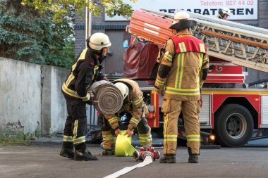 Berlinli itfaiyeciler iş başında.