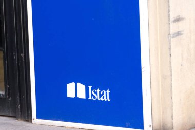 Roma, İtalya - 22 Ağustos 2020: Istituto nazionale di statistica 'nın mavi bayrağı, İtalyan Ulusal İstatistik Enstitüsü. Istat, İtalya 'daki resmi istatistiklerin ana üreticisi.