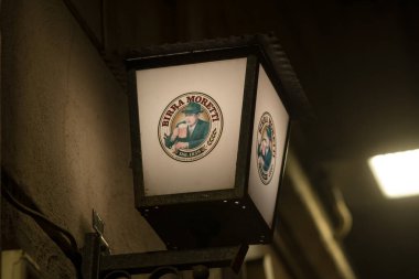 Roma, İtalya - 16 Ocak 2021: Dış restoran fenerinde bira Moretti amblemi. Birra Moretti, 1996 yılında Heineken International tarafından satın alınan İtalyan bira şirketiydi.