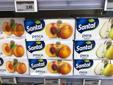 Roma, İtalya - 24 Ağustos 2020: Satılık Santal meyve suları