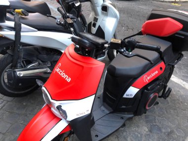 Roma, İtalya - 5 Eylül 2020: Kiralık Acciona elektrikli scooter. İspanyol Acciona firması elektrikli scooter paylaşımını Roma 'ya kadar genişletti.