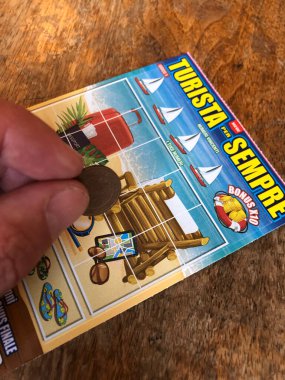 Roma, İtalya - 7 Eylül 2020: Sempre İtalya kazı-kazan ve kart kazan başına Turista