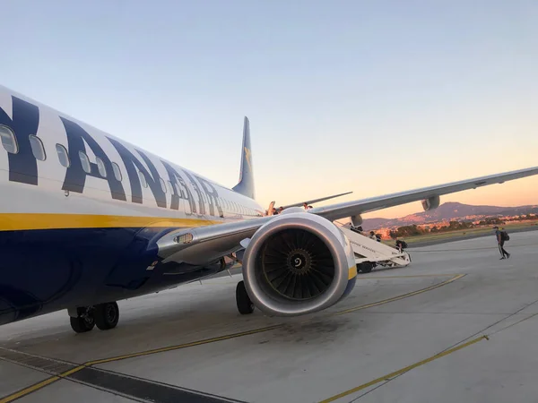 ローマ イタリア 2020年9月5日 空港滑走路上のRyanair航空機 Ryanair Ltd はアイルランドの格安航空会社で ダブリンとロンドンに拠点を置いています — ストック写真