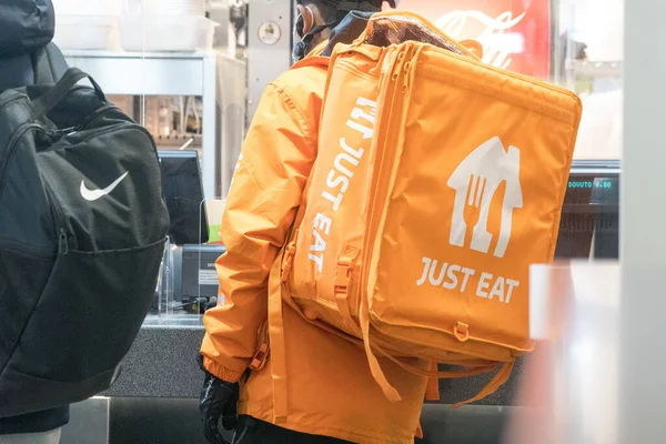 Roma, İtalya - 27 Ocak 2021: Bisikletli teslimatçıyı ye. Just Eat, bağımsız yemek servisleri ile müşteriler arasında bir online yemek siparişi ve dağıtım hizmeti aracıdır.