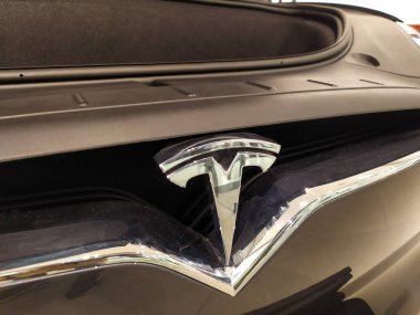 Berlin, Almanya - 11 Eylül 2019: Tesla arabası. Tesla Motors, Amerikan otomotiv ve enerji depolama şirketi.