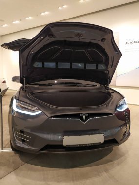 Berlin, Almanya - 11 Eylül 2019: Tesla arabası. Tesla Motors, Amerikan otomotiv ve enerji depolama şirketi.