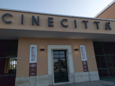 Roma, İtalya - 24 Eylül 2019: Avrupa 'nın en büyük film stüdyosu olan Cinecitt Studios Girişi İtalyan sinemasının merkezi olarak kabul edildi. Stüdyolar faşist dönemde inşa edildi.