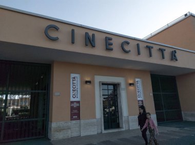 Roma, İtalya - 24 Eylül 2019: Avrupa 'nın en büyük film stüdyosu olan Cinecitt Studios Girişi İtalyan sinemasının merkezi olarak kabul edildi. Stüdyolar faşist dönemde inşa edildi.