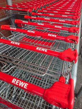 Berlin, Almanya - 24 Ocak 2019: Rewe süpermarketinde alışveriş arabaları hattı