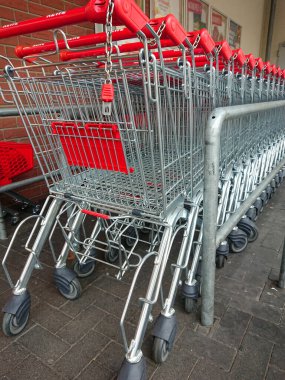 Berlin, Almanya - 24 Ocak 2019: Rewe süpermarketinde alışveriş arabaları hattı