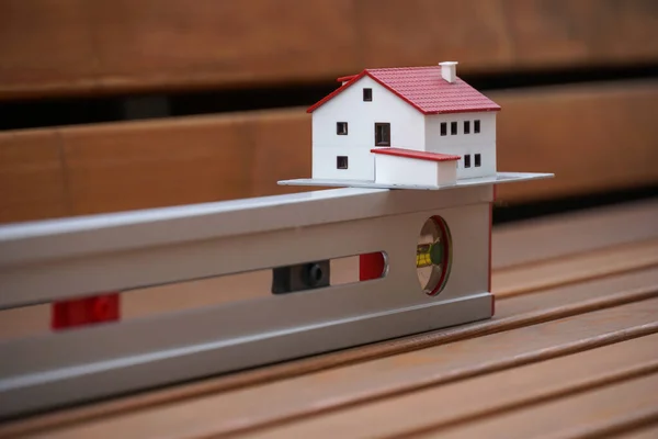 Konsep Real Estate Model Rumah Dan Tingkat Roh Tubular Simbol — Stok Foto