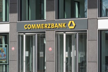 Hamburg, Almanya - 28 Mart 2021: Ticari bir şubenin imzası. Commerzbank AG, Almanya 'nın en büyük bankalarından biridir ve ticari bankacılık, perakende bankacılık ve ipotek sektöründe faaliyet göstermektedir.