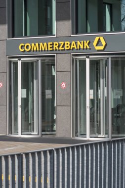 Hamburg, Almanya - 28 Mart 2021: Ticari bir şubenin imzası. Commerzbank AG, Almanya 'nın en büyük bankalarından biridir ve ticari bankacılık, perakende bankacılık ve ipotek sektöründe faaliyet göstermektedir.
