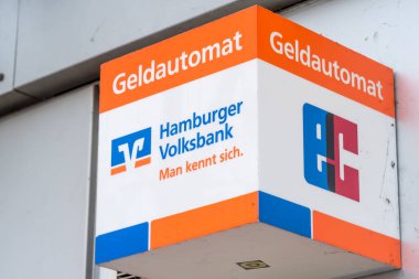 Hamburg, Almanya - 28 Mart 2021 Hamburger Volksbank şube bayrağı