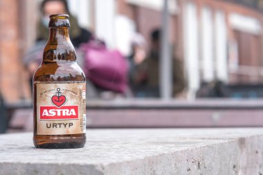Hamburg, Almanya - 28 Mart 2021 Astra Urtyp bira şişesi, Alman hafif birası
