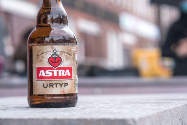 Hamburg, Almanya - 28 Mart 2021 Astra Urtyp bira şişesi, Alman hafif birası