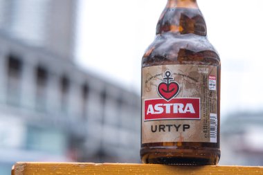 Hamburg, Almanya - 28 Mart 2021 Astra Urtyp bira şişesi, Alman hafif birası