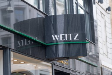 Hamburg, Almanya - 28 Mart 2021: Weitz adlı mutfak aksesuarları, porselenler, cam eşyalar ve ev aksesuarları satan Alman şirketinin imzası